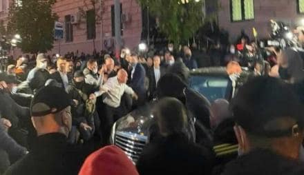 Медведчук под крики активистов еле прорвался после суда