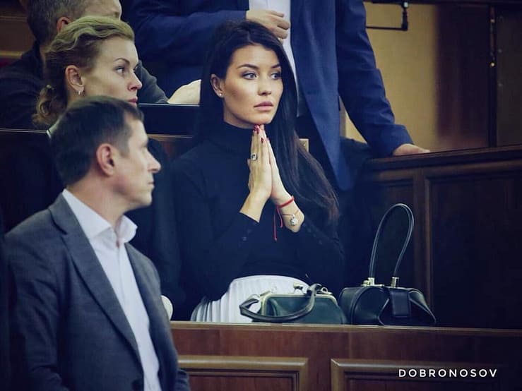 Красуня за молитвою у Верховній Раді