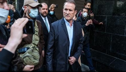 Под зданием суда по апелляции Медведчука "горячо